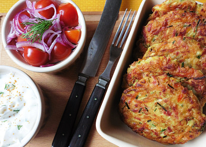 Patizonové placičky s rajčatovým salátem