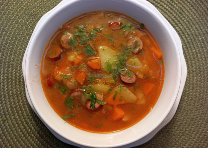 Svačinová polévka z masového vývaru, se zeleninou a lahůdkovým párkem