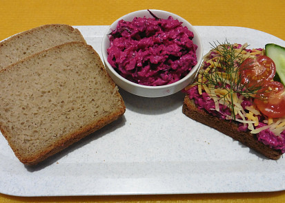 Pomazánka z červené řepy a kuřecího masa