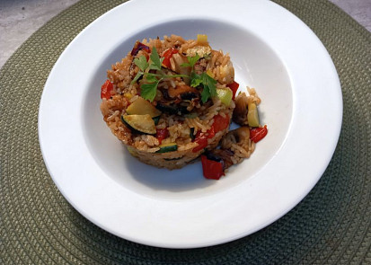 Rýže se žampiony, restovanou čerstvou zeleninou a bylinkami