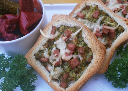 Toust s brokolicí zapečený v troubě