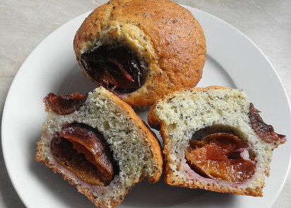 Muffiny se švestkami a mákem