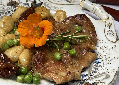 Krkovička se sušenými rajčaty a hráškem