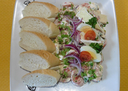 Rajčatový salát se šunkovým salámem a Camembertem