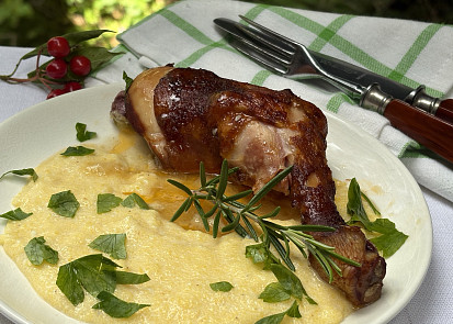 Uzená kuřecí stehna na víně s česnekem a rozmarýnem