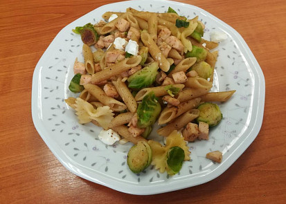 Těstoviny se šunkou a růžičkovou kapustou