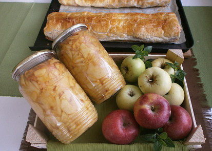 Strouhaná jablka ve vlastní šťávě