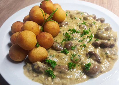 Králičí ledvinky v rozmarýnovo-smetanové omáčce