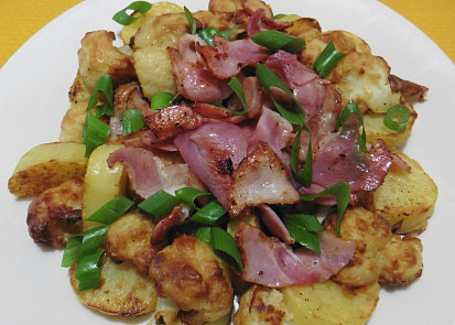 Květák v pivním těstíčku s opečeným bramborem a slaninou