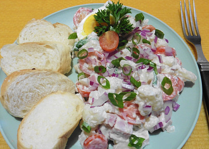 Květákový salát se šunkou a rajčátky