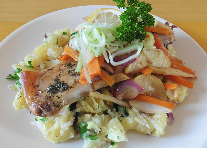 Pečený kapr s kořenovou zeleninou a jablíčky