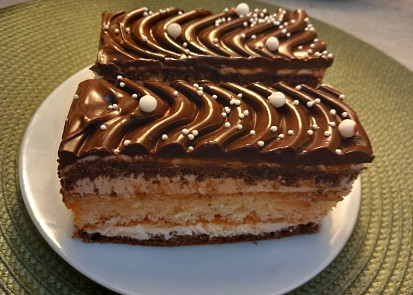 Řezy dvou barev s meruňkovým krémem