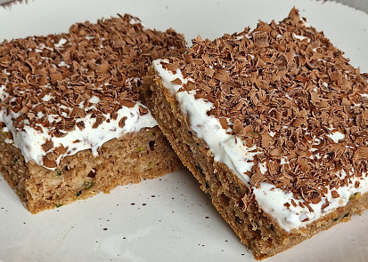 Cuketové řezy s malinami