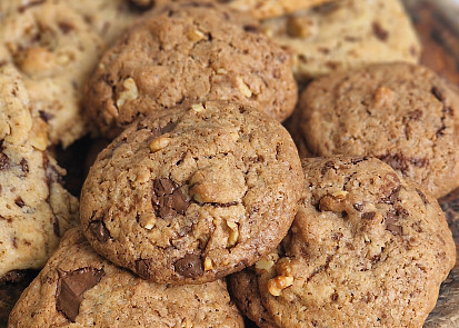 Domácí cookies sušenky s čokoládou a ořechy