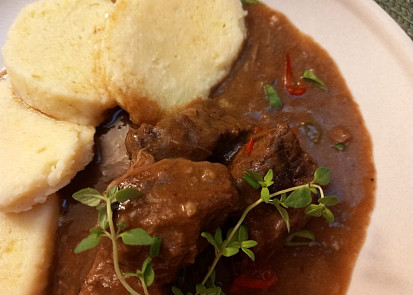 Kostky zadního hovězího pečené s česnekem v troubě