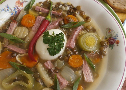 Vydatná čočková polévka jako hlavní chod