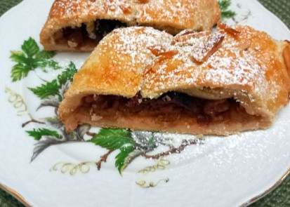 Domácí jablečný štrúdl se švestkami