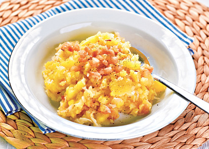 Šťouchané brambory se zelím a škvarky