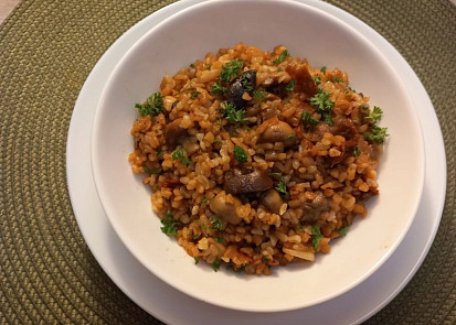 Bulgur s houbami a sušenými rajčaty