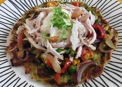 Cuketový bramborák s kuřecím masem a zeleninou