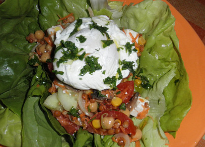 Salát se žampiony a ztraceným vejcem