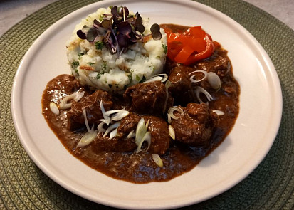 Srnčí plec na divokém koření dělaná pomalu v troubě