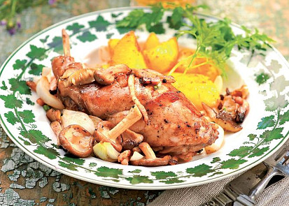 Zaječí stehna na houbách a cibuli