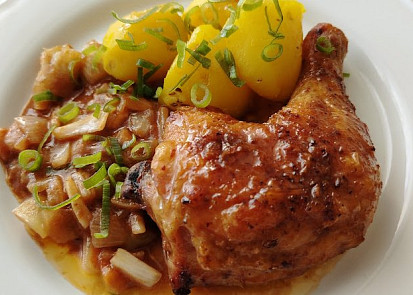 Kuřecí čtvrtky na zelenině z horkovzdušné fritézy