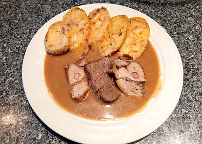 Pečené maso a speciální cibulová omáčka