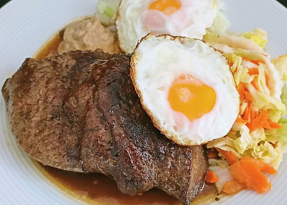 Restovaná vepřová játra, volská oka a zeleninový salát