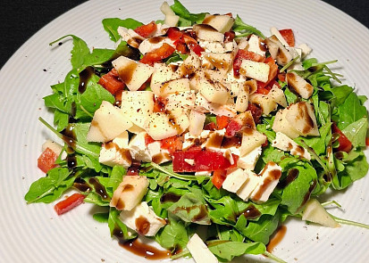 Rukolový salát s balkánským sýrem a jablkem