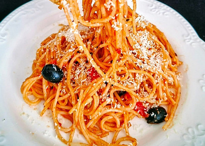 Špagety s olivami a parmazánem