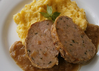 Vepřová sekaná na pečeném česneku a cibulích z pomalého hrnce