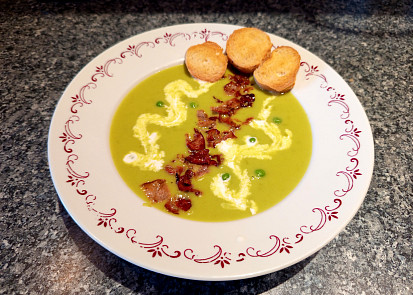 Hráškový krém bez mouky se smetanou a křupavou slaninou