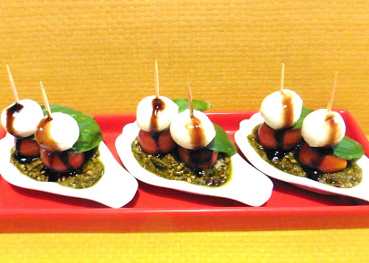 Jednohubky s mini mozzarellou a cherry rajčátky