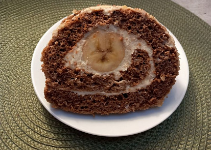 Kakaová roláda s tvarohovým krémem a banánem