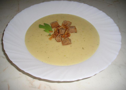 Krémová česneková polévka z pečeného česneku