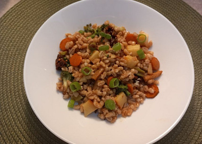 Kroupy se zeleninou a sušenými rajčaty