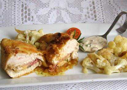 Kuřecí kapsy plněné šunkou a uzeným sýrem, pečený květák a česnekový dip