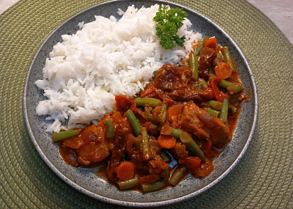 Krkovice dušená s rajčátky a fazolovými lusky