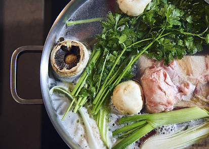 Poctivý vývar z hovězích kostí podle Petra Hajného