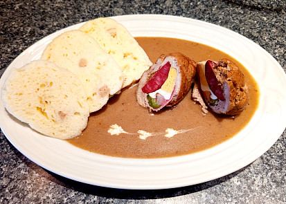 Vepřový závitek s hořcicovo-slaninovou omáčkou