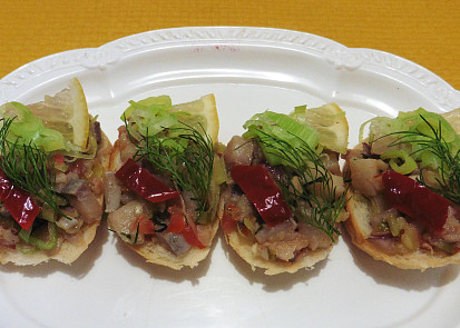 Jednohubky s matjesovým salátem