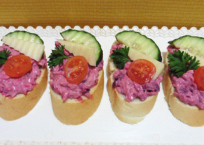 Jednohubky s pomazánkou z červené řepy