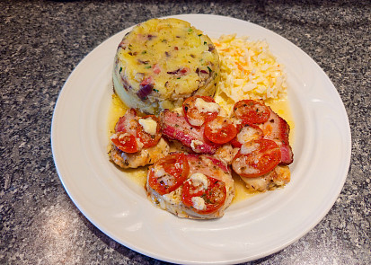 Kuřecí medailonky se slaninou, rajčaty a mozzarellou