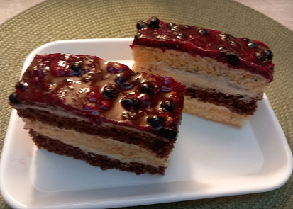 Dvoubarevné řezy  s krémem a ovocem v želatině