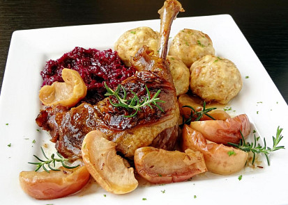 Husí stehna s jablky