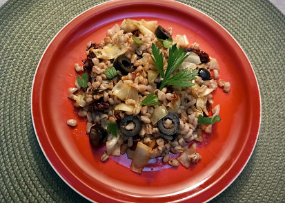 Kroupy se zelím, rajčaty a olivami po italsku