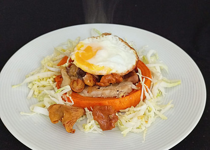 Vepřová kotleta s pečenou dýní a restovanými houbami