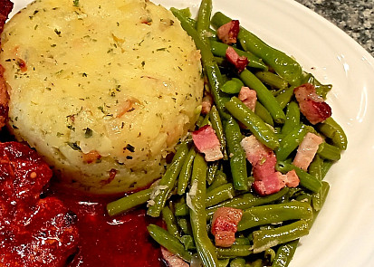 Fazolové lusky na slanině s česnekem